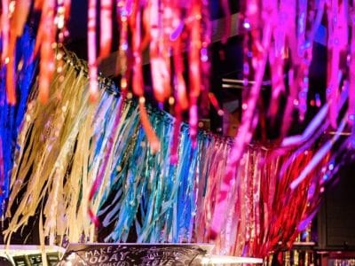 Kleurrijke slingers boven een feestbar