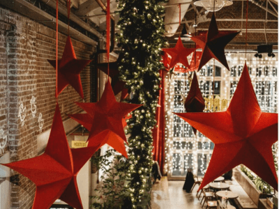 Rode kerststerren in een feestelijk ingerichte ruimte