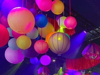 Gekleurde lampionnen aan een plafond